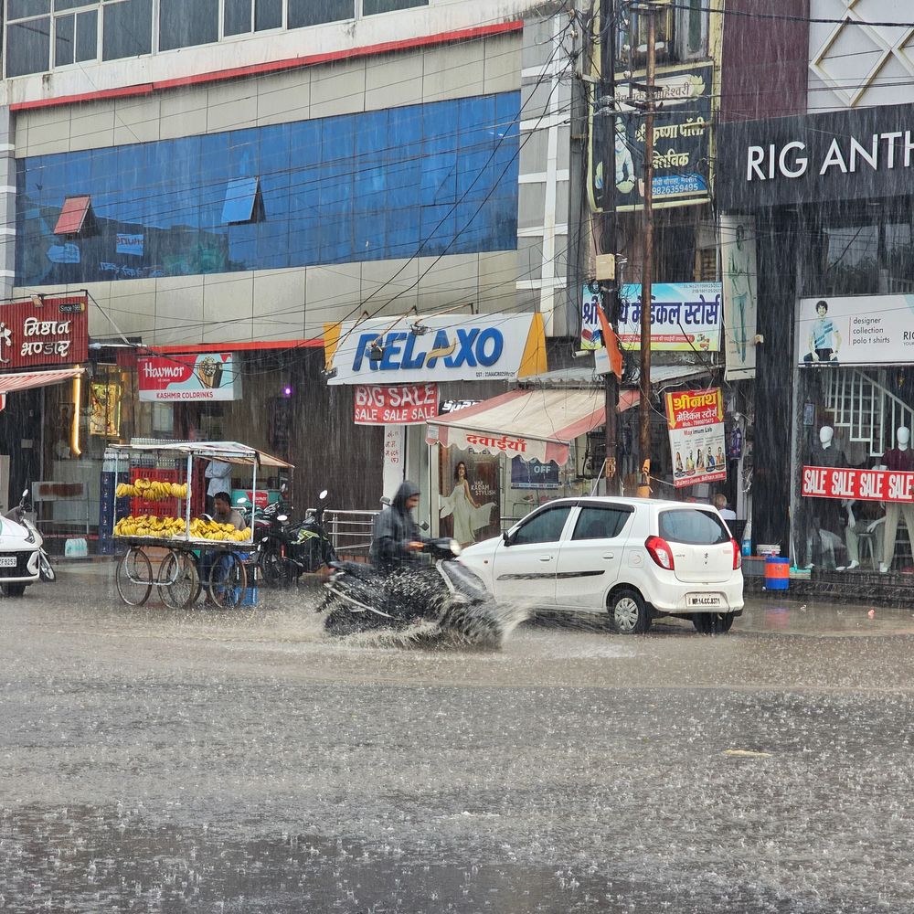 
                 मंदसौर में 13 दिन बाद मानसून मेहरबान, झमाझम बारिश:अब तक 10.84 इंच पानी गिरा, किसानों को राहत; 4-5 दिन ऐसा ही रहेगा मौसम 
            