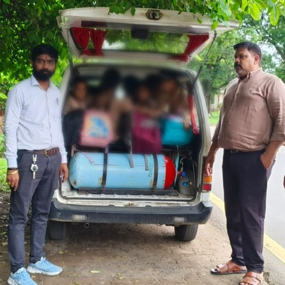 
                 गैस किट लगी वेन समेत तीन स्कूल वाहन जब्त:एलपीसी गैस किट लगाकर क्षमता से अधिक बैठा रखे थे बच्चे, बिना फिटनेस चल रहे थे 
            