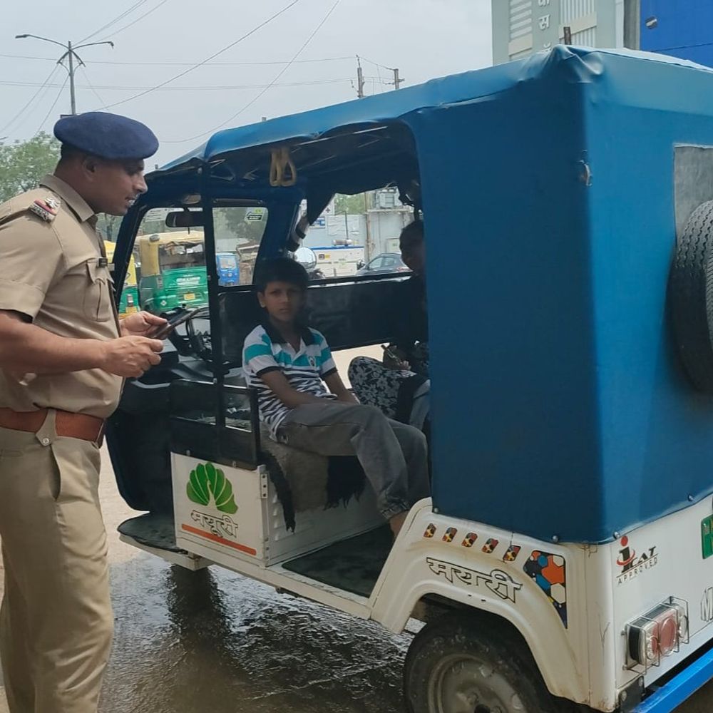 
                 ग्वालियर में नीली पट्टी लगाकर फर्राटा भर रहा था ई-रिक्शा:पुलिस ने रोका खुली पोल; कोर्ट ने लगाया 75 हजार का जुर्माना, कई मामलों में 2 लाख से अधिक जुर्माना 
            