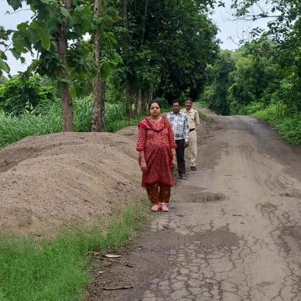 
                 खनिज विभाग ने की 75 ट्रॉली अवैध रेत जब्त:नरसिंहपुर में अवैध रेत भंडारण पर कार्रवाई; ग्रामीण बोले-अब भी पड़ा है अवैध स्टॉक 
            