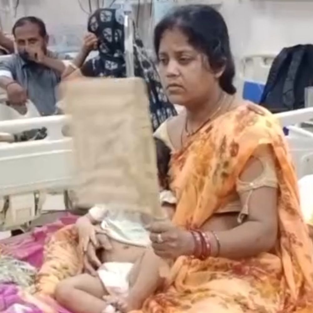 
                 सतना जिला अस्पताल के पीकू में 2 एसी खराब:उमस में इलाज को मजबूर 18 गंभीर बच्चे; परिजन हाथ के पंखों से कर रहे हवा,अस्पताल प्रबंधन ने मरम्मत के लिए दर्ज कराई शिकायत 
            