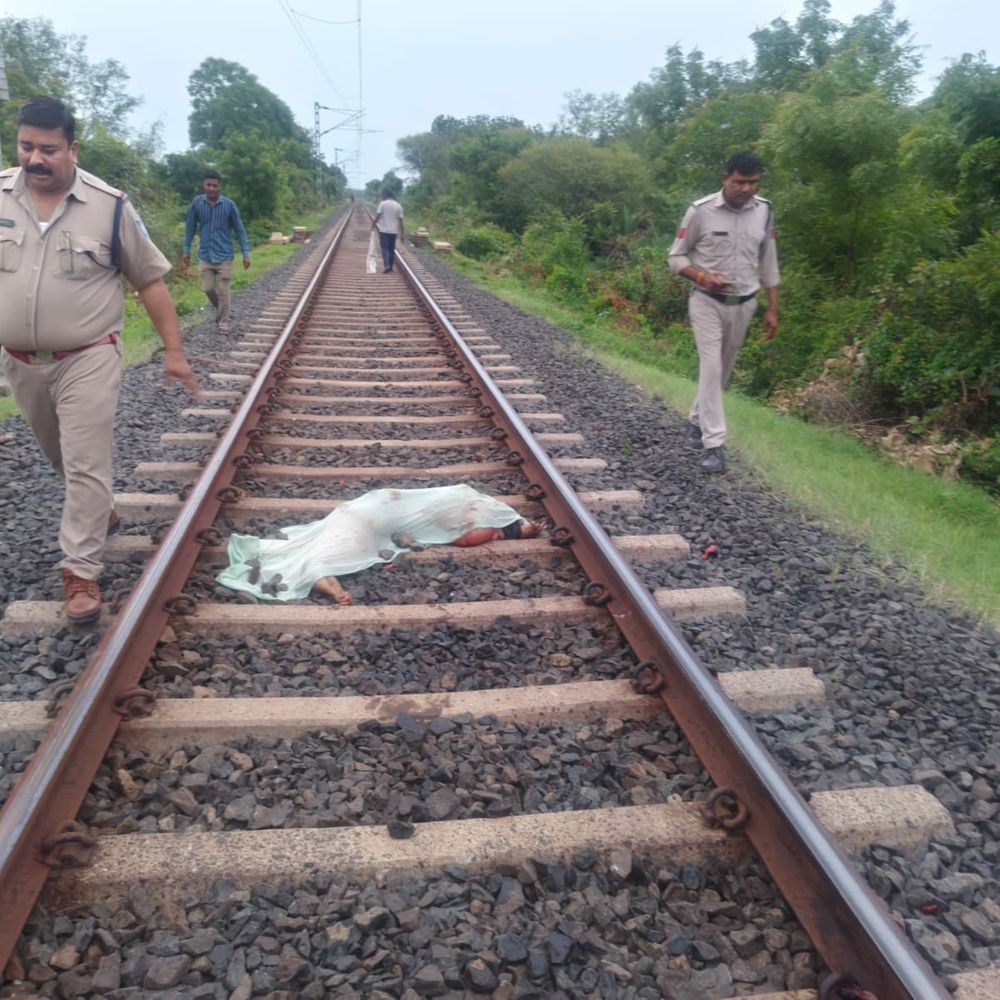 शिक्षक की रेलवे ट्रैक पर मौत:  व्हाट्सऐप मैसेज में आरोपी पर गलत अफवाहें फैलाने का आरोप ; कार्वाई की मांग – shajapur (MP) News