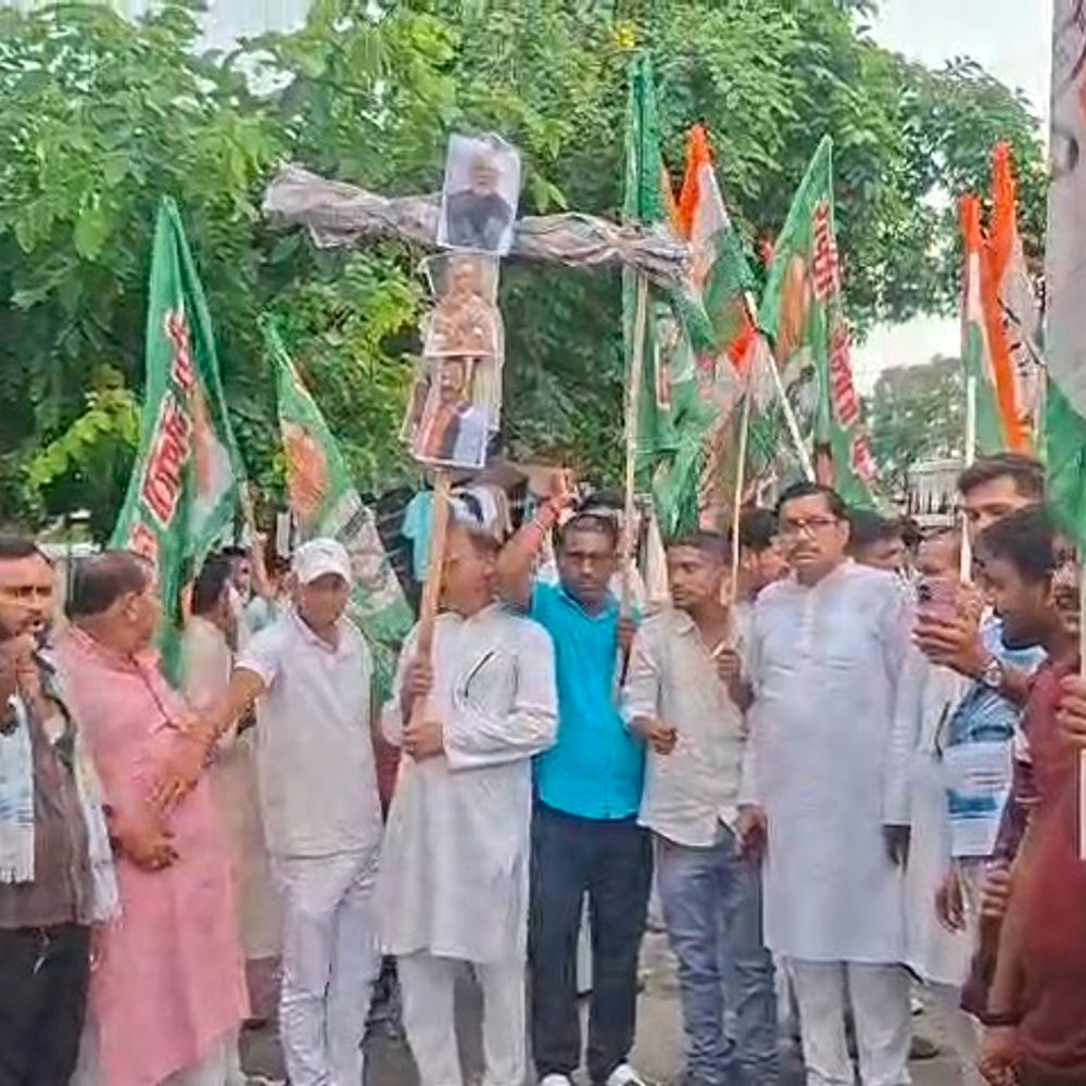 मधेपुरा में PM मोदी-CM सम्राट का पुतला फूंका:छात्रों पर लाठीचार्ज और स्कूल नाम बदलने के विरोध में प्रदर्शन; कहा-'सरकार तानाशाह'