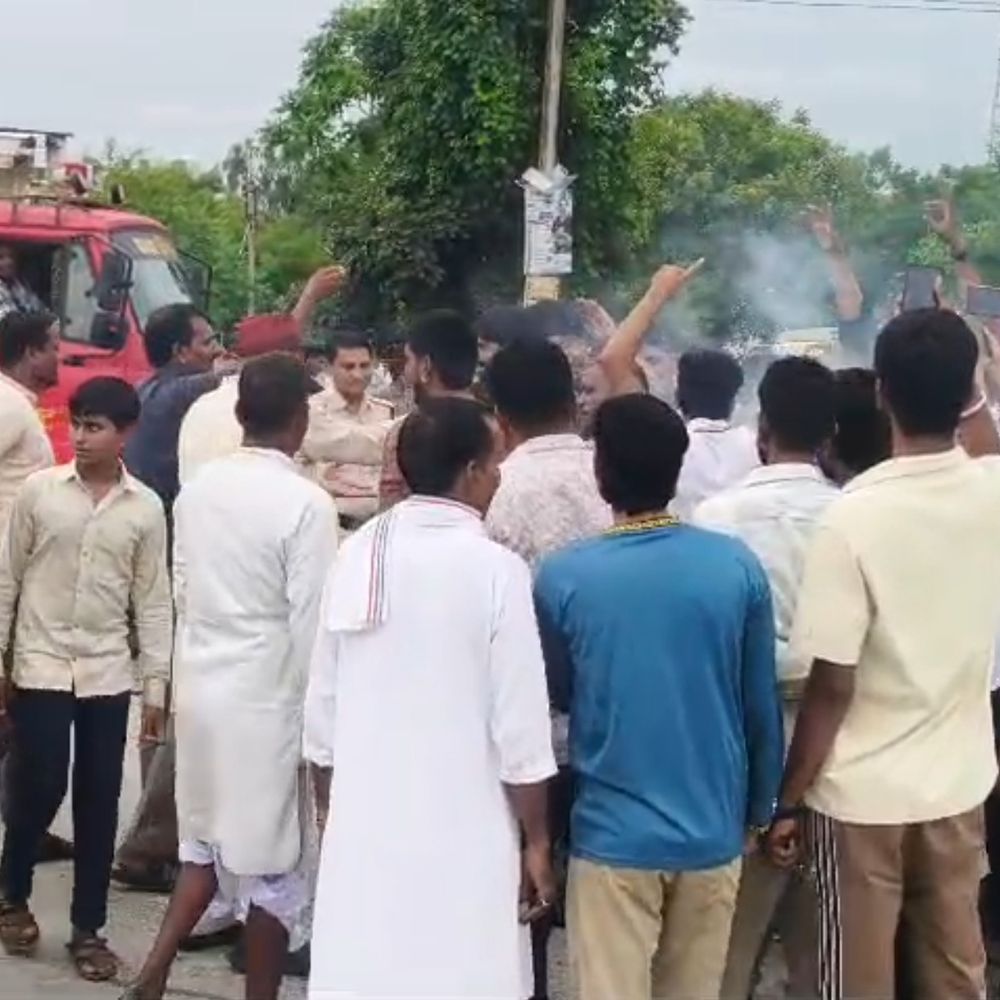 
                 कांग्रेस ने धर्मेंद्र प्रधान का पुतला फूंका:राजगढ़-खिलचीपुर में पुलिस से धक्कामुक्की, इस्तीफे की मांग 
            