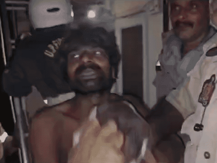 गोरखपुर गोलघर में छत से राहगीरों पर बरसाए ईंट-पत्थर:45 मिनट दहशत में रहे लोग, फायर टीम ने रेस्क्यू कर सिरफिरे को नीचे उतारा