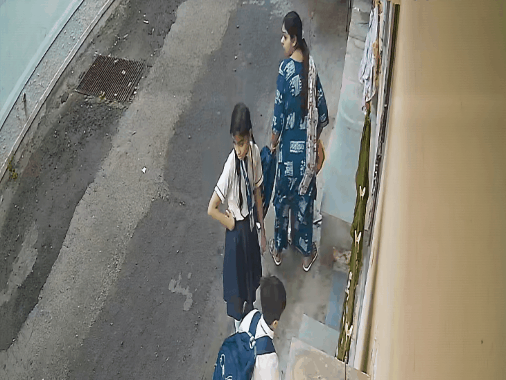 
                 सांडों की भिड़ंत, महिला समेत 3 बच्चे घायल:मन्दसौर में स्कूल से लौट रहे थे मासूम, आवारा मवेशियों को पकड़ने की मांग तेज़ 
            