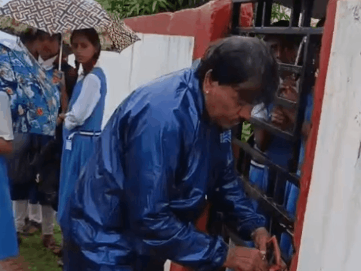 
                 बैतूल के सरकारी स्कूल 45 मिनट देरी से खुला:बारिश में गेट के बाहर खड़े रहे छात्र;शिक्षक समय पर नहीं पहुंचे,ग्रामीणों ने विरोध प्रदर्शन किया 
            