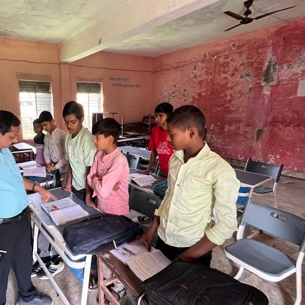 
                 सीईओ के स्कूल के औचक निरीक्षण में दिखी हकीकत:क्लास में कम छात्र, गायब शिक्षक और मिड-डे मील में गड़बड़ी मिली; थमाए नोटिस 
            