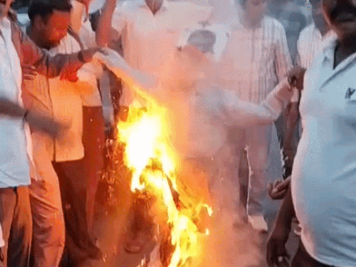 नेता-प्रतिपक्ष की गिरफ्तारी और युवाओं पर लाठीचार्ज का विरोध:शहर और देहात कांग्रेस ने जमकर की नारेबाजी, पुतला फूंका