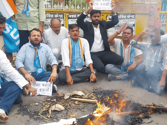 छात्रों पर लाठीचार्ज के विरोध में जोधपुर-कलेक्ट्रेट पर धरना:पीएम का पुतला फूंका, शिक्षा मंत्री के इस्तीफे की मांग