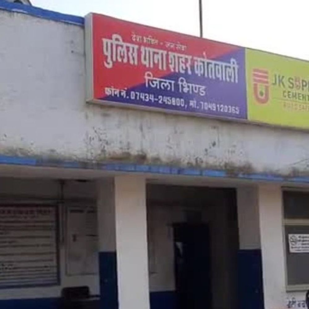 
                 भिंड में नायब तहसीलदार समेत सात पर FIR:मुंबई में रेप आरोपी का भिंड में बनाया फर्जी जन्म प्रमाण-पत्र, पॉक्सो आरोपी को नाबालिग दिखाने का आरोप 
            