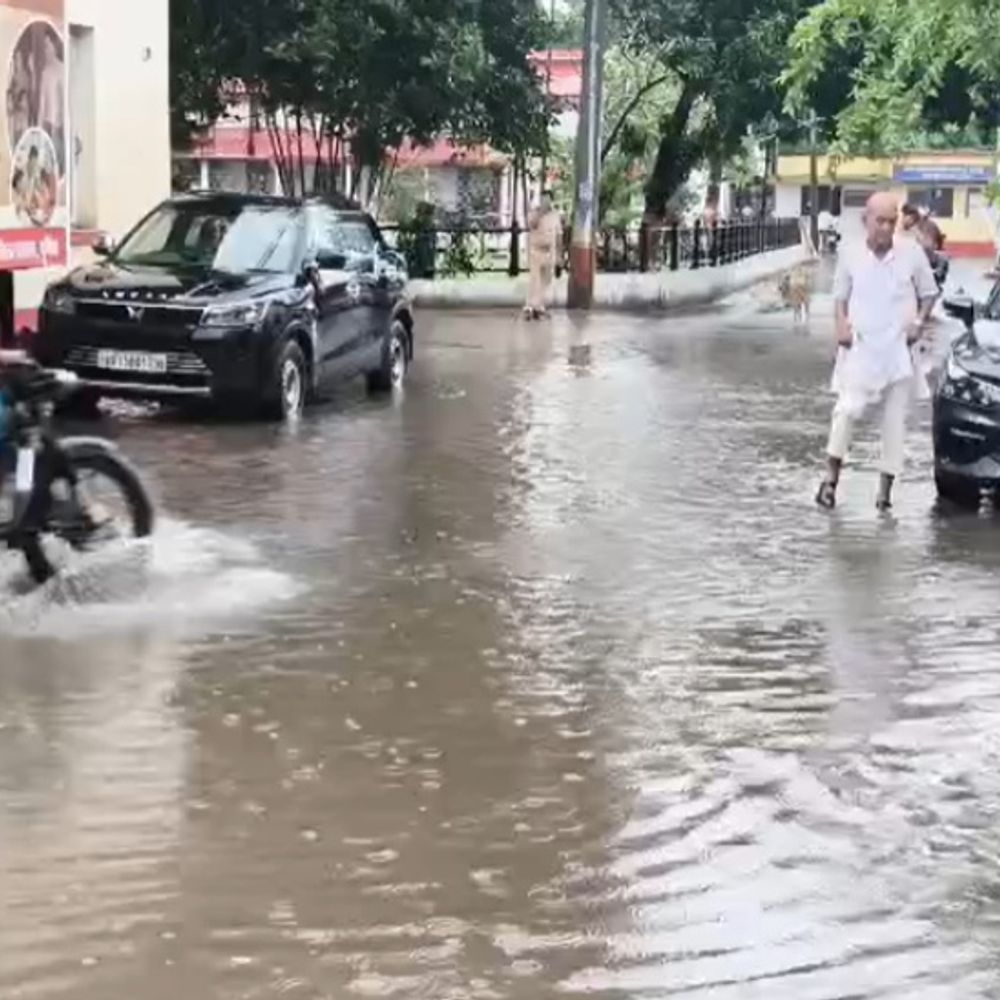 पूर्णिया डीएम ऑफिस परिसर में भरा पानी:बारिश के बाद राहगीरों को दिक्कत, लोग बोले- हर साल होती है परेशानी