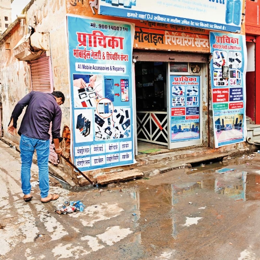 मुख्य बाजार में नालियों की सफाई नहीं होने से व्यापारी हो रहे परेशान