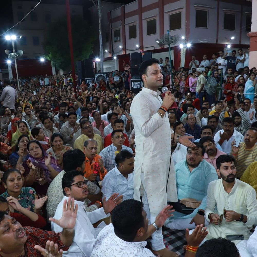 जब से लगाई घर में बाबा तेरी तस्वीर...सरीखे भजन सुनाए