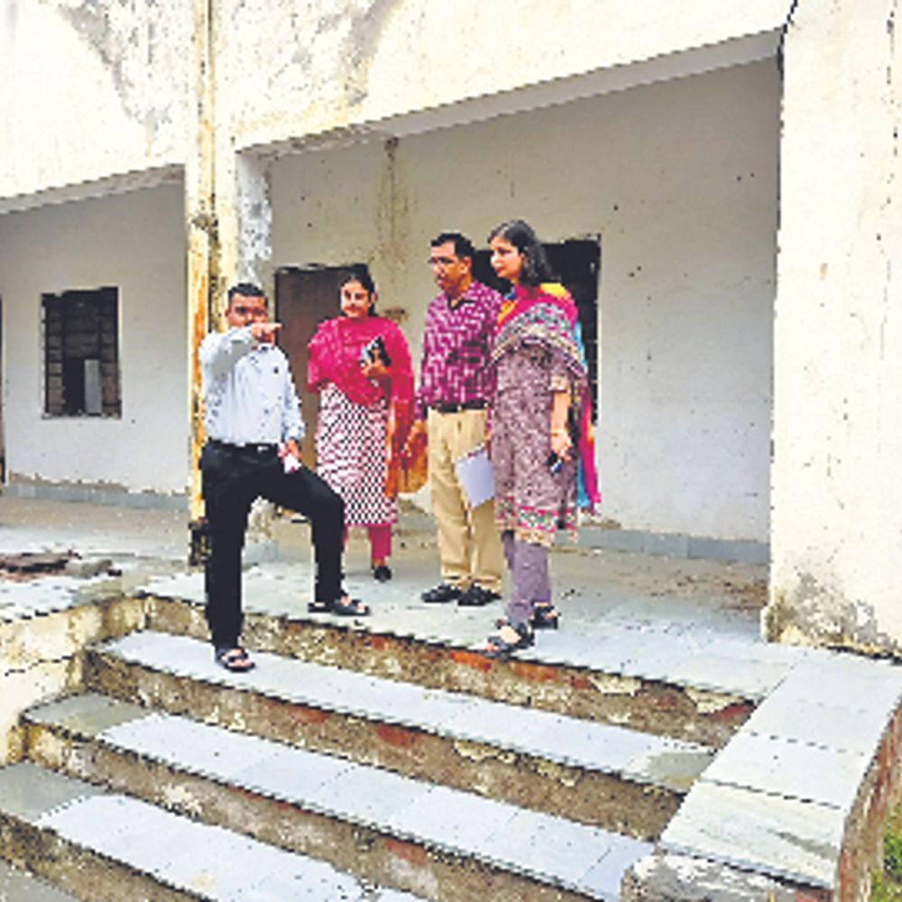 कलेक्टर सुराणा ने टाउन हॉल का निरीक्षण किया