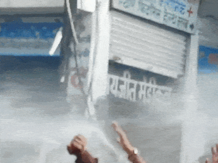 
                 पीएम का पुतला जलाने पहुंचे कांग्रेसियों से हुई छीना-झपटी:पुलिस ने वाटर कैनन से रोका; राहुल गांधी की गिरफ्तारी के विरोध में किया था प्रदर्शन 
            