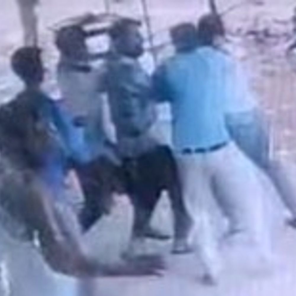 
                 शराब दुकान में तोड़फोड़, कर्मचारी से मारपीट:फ्री में मांगी शराब, दुकान चलाने के लिए हर माह मांगे रुपए; सीसीटीवी में कैद घटना 
            