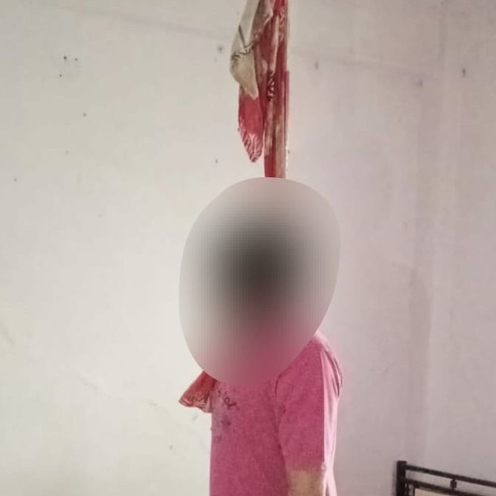 
                 चादर का फंदा लगाकर युवक पंखे से लटका, मौत:बदबू आई तो चला पता, दो माह पहले मंदिर में की शादी; 10 दिन में पत्नी छोड़ गई 
            