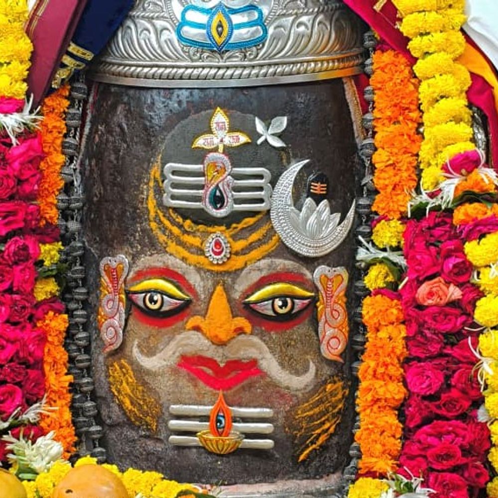 
                 बुधवार भस्म आरती दर्शन:भगवान महाकाल का भांग, चंदन, सिंदूर और आभूषणों से राजा  स्वरूप श्रृंगार 
            