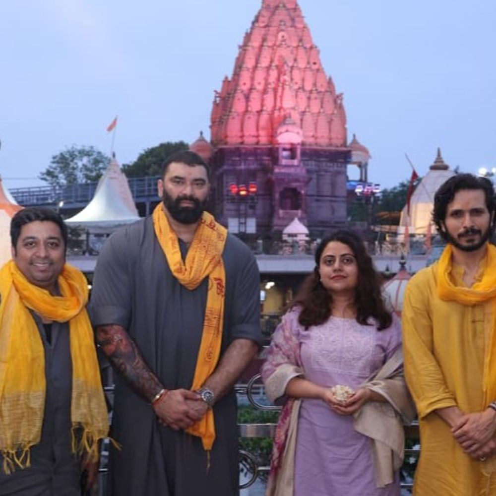 'रक्तांचल-3' के कलाकारों ने महाकाल के दरबार में लगाई हाजिरी:भस्म आरती में हुए शामिल, नंदी महाराज का पूजन कर उनके कान में मनोकामना कही