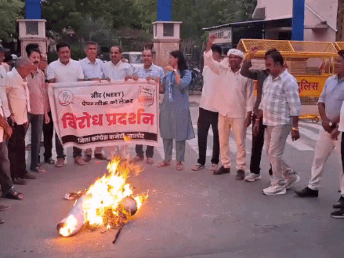 जिला कांग्रेस कमेटी ने जिला कलेक्ट्रेट पर किया प्रदर्शन:लाठीचार्ज का विरोध, NSUI अध्यक्ष बोले- सभी को अधिकारों के लिए आवाज उठाने का अधिकार