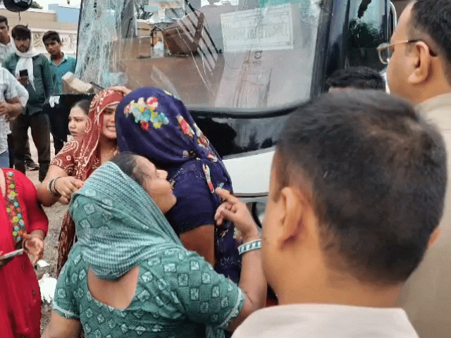झुंझुनूं में बस ने बाइक सवार युवक को कुचला, मौत:महिलाओं ने बस के शीशे तोड़े, आरोपी ड्राइवर फरार
