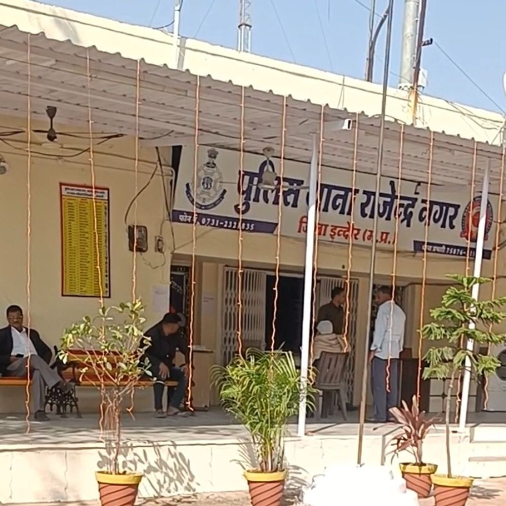 
                 इंदौर में लॉ स्टूडेंट के अश्लील वीडियो किए वायरल:मिलने से मना करने पर आरोपी ने सहेलियों-परिचितों को भेजे,दोस्ती से शुरू हुआ ब्लैकमेल का खेल 
            