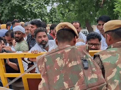 श्रीगंगानगर में कांग्रेस विधायकों व NSUI जिलाध्यक्ष पर FIR:दिल्ली में प्रदर्शन कर रहे छात्रों के समर्थन में सड़क जाम की थी, CID-CB जांच करेगी