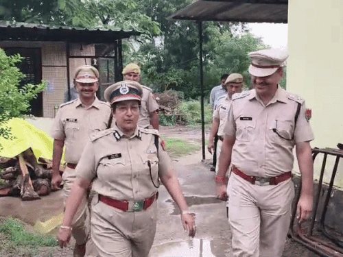 सवाई माधोपुर पहुंचीं IG परम ज्योति:गोद लिए सूरवाल थाने का किया निरीक्षण, बोलीं-जमीन आवंटन के लिए करूंगी प्रयास
