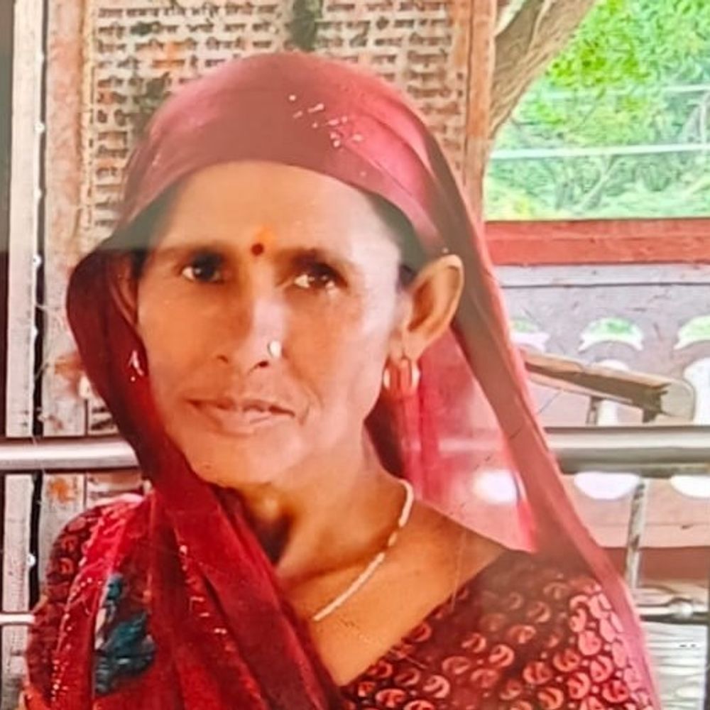 आगरा में तेज रफ्तार कार ने महिला को कुचला:दरगाह से लौटते समय हादसा, इलाज के दौरान मौत; चालक कार छोड़कर फरार