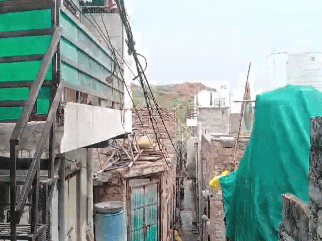मकान की दीवार में फैला करंट:युवक चपेट में आया, बचाने गया व्यक्ति भी चिपका; अधिकारी बोले- रोड लाइट की वजह से करंट फैला