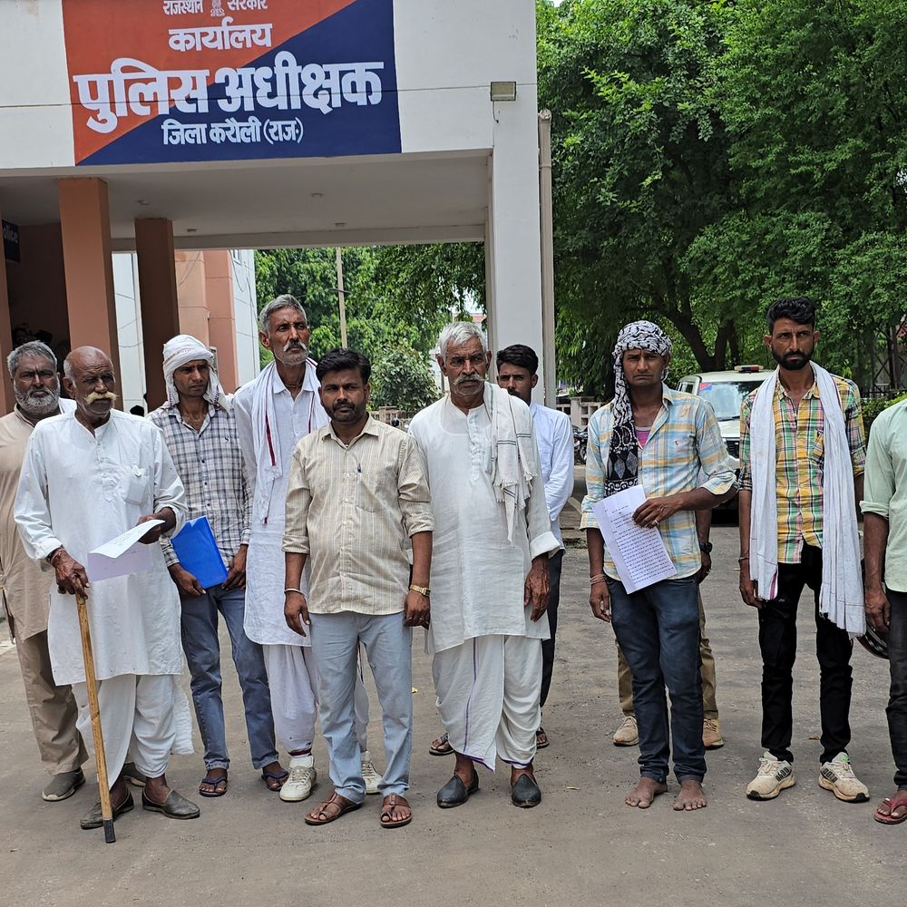 युवक की हत्या के फरार आरोपियों की गिरफ्तारी की मांग:परिजनों ने एसपी कार्यालय पर सौंपा ज्ञापन, आंदोलन की दी चेतावनी