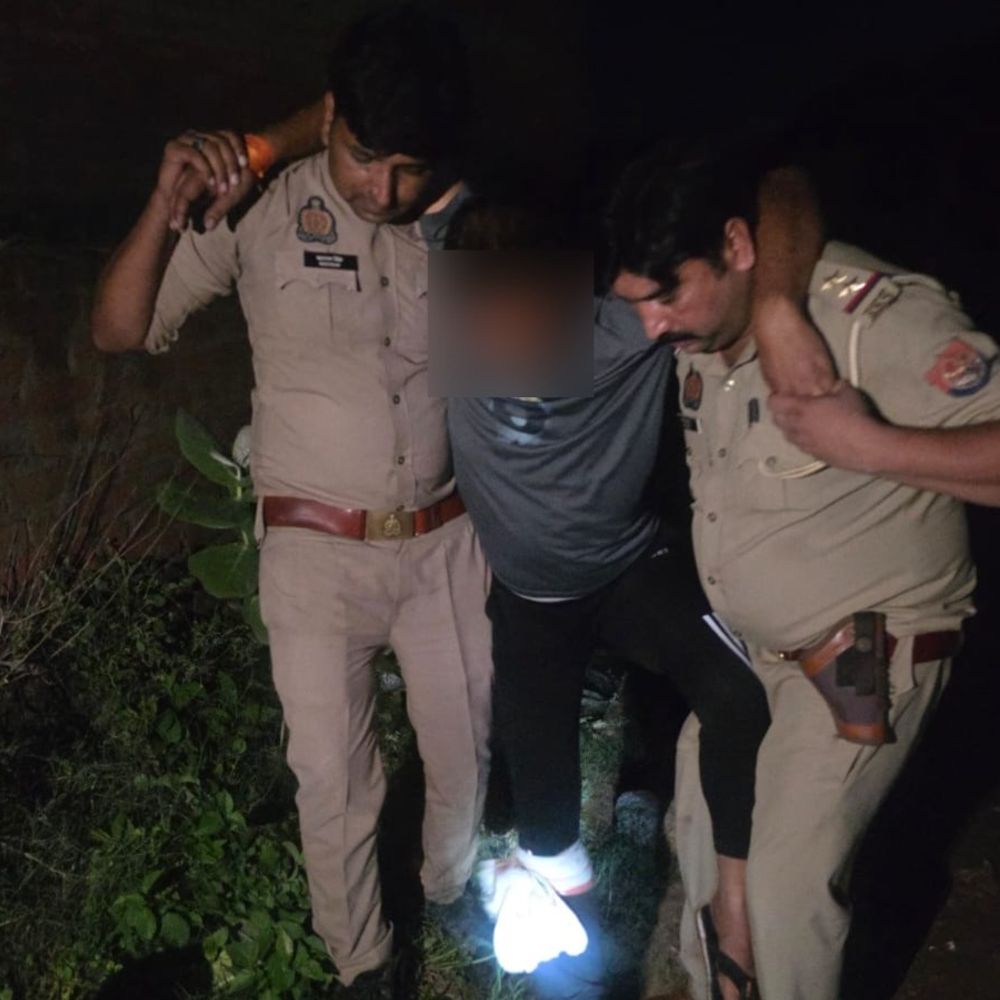 बदायूं में 25 हजार का इनामी बदमाश मुठभेड़ में गिरफ्तार:पैर में लगी गोली, फायरिंग में सिपाही भी घायल; 20 एटीएम कार्ड और तमंचा बरामद
