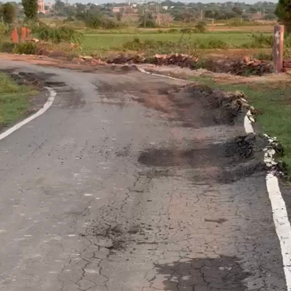 90 लाख की सड़क दो साल में उखड़ी:ग्रामीणों ने गुणवत्ता पर उठाए सवाल, जांच और जल्द मरम्मत की मांग