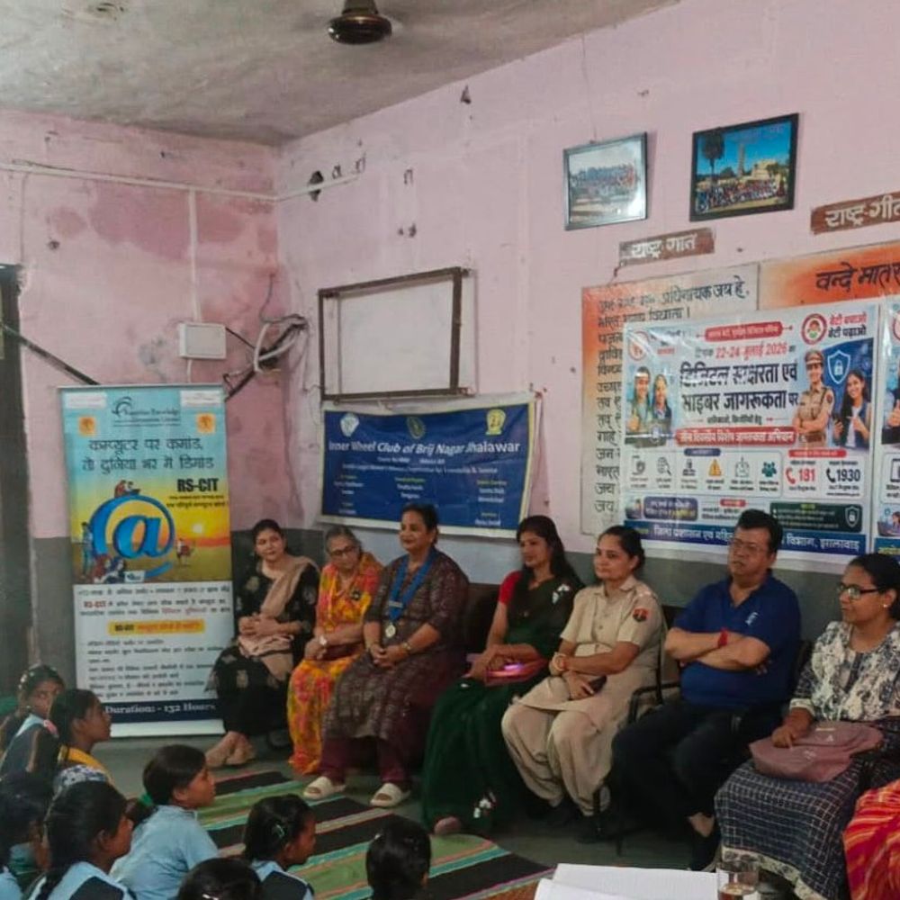 छात्राओं को साइबर अपराधों के प्रति किया जागरूक:डिजिटल साक्षरता और ऑनलाइन धोखाधड़ी से बचाव के बारे में बताया