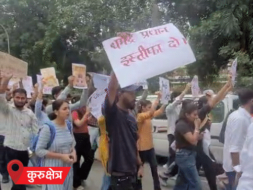 
                 बिहार के कटिहार में स्टूडेंट्स पर लाठीचार्ज, ईंट-पत्थर चले:हरियाणा के गुरुग्राम में पुलिस से भिड़े कांग्रेसी; देशभर में पेपर लीक के खिलाफ प्रदर्शन 
            