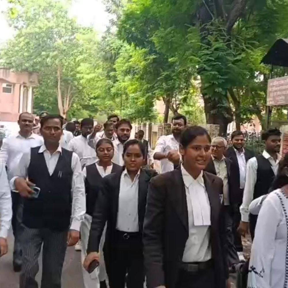 हमीरपुर में अधिवक्ता संघ का प्रदर्शन:जंतर मंतर लाठीचार्ज की जांच करा कर दोषियों के खिलाफ कार्यवाही और धर्मेंद्र प्रधान के इस्तीफे की मांग