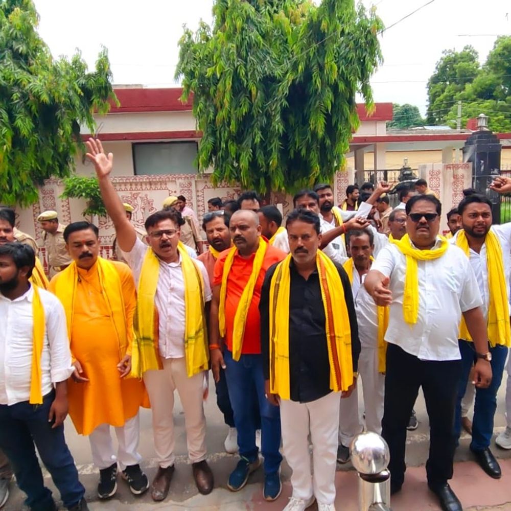 सपा नेताओं की जातिसूचक टिप्पणी पर सुभासपा का विरोध:सुलतानपुर कलेक्ट्रेट पर प्रदर्शन कर DM को दिया ज्ञापन, मुख्यमंत्री से कार्रवाई की मांग