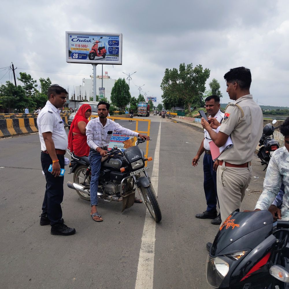 ट्रैफिक पुलिस ने यातायात नियमों पर की सख्ती:विशेष अभियान में 72 चालान काटे, नियमों का उल्लंघन करने वाले वाहनों की कतार लगी