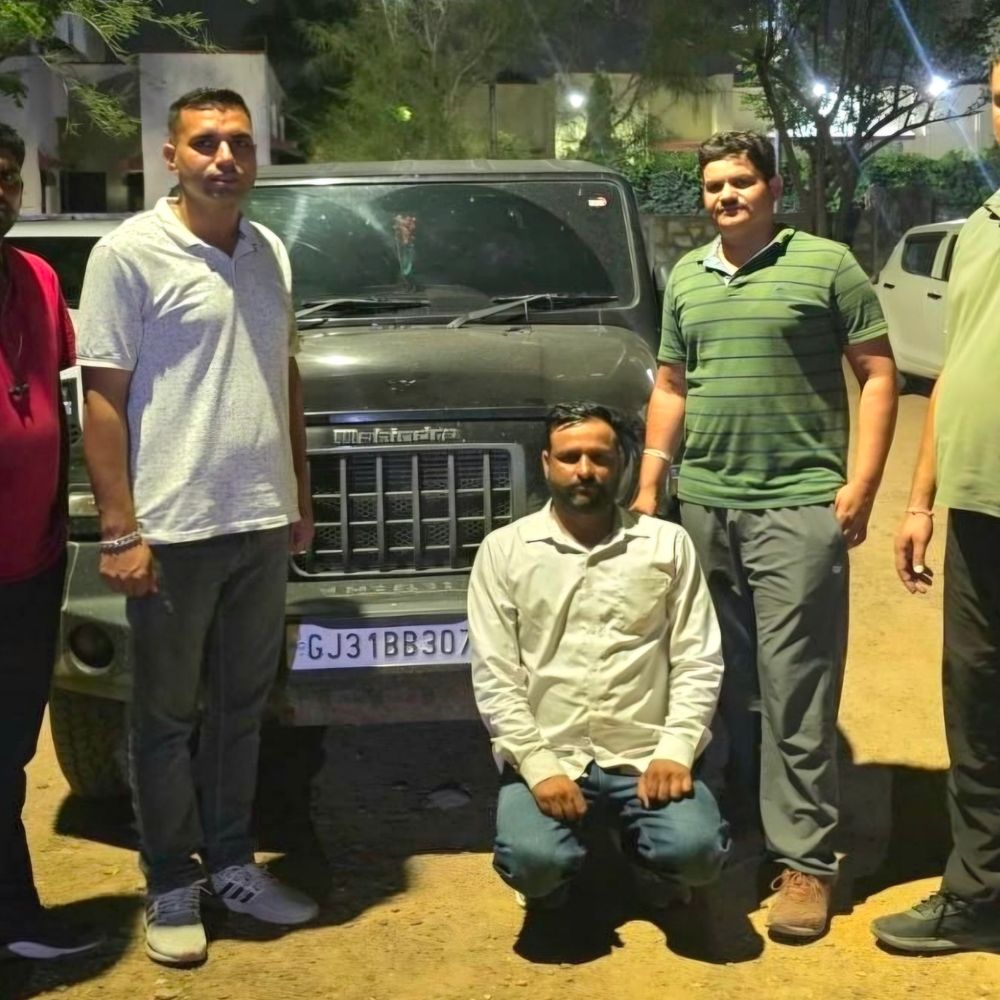 
                 25 हजार का इनामी अफीम तस्कर चित्तौड़गढ़ से गिरफ्तार:एक साल से फरार था, तीन राज्यों में फैला है आरोपी का नेटवर्क 
            