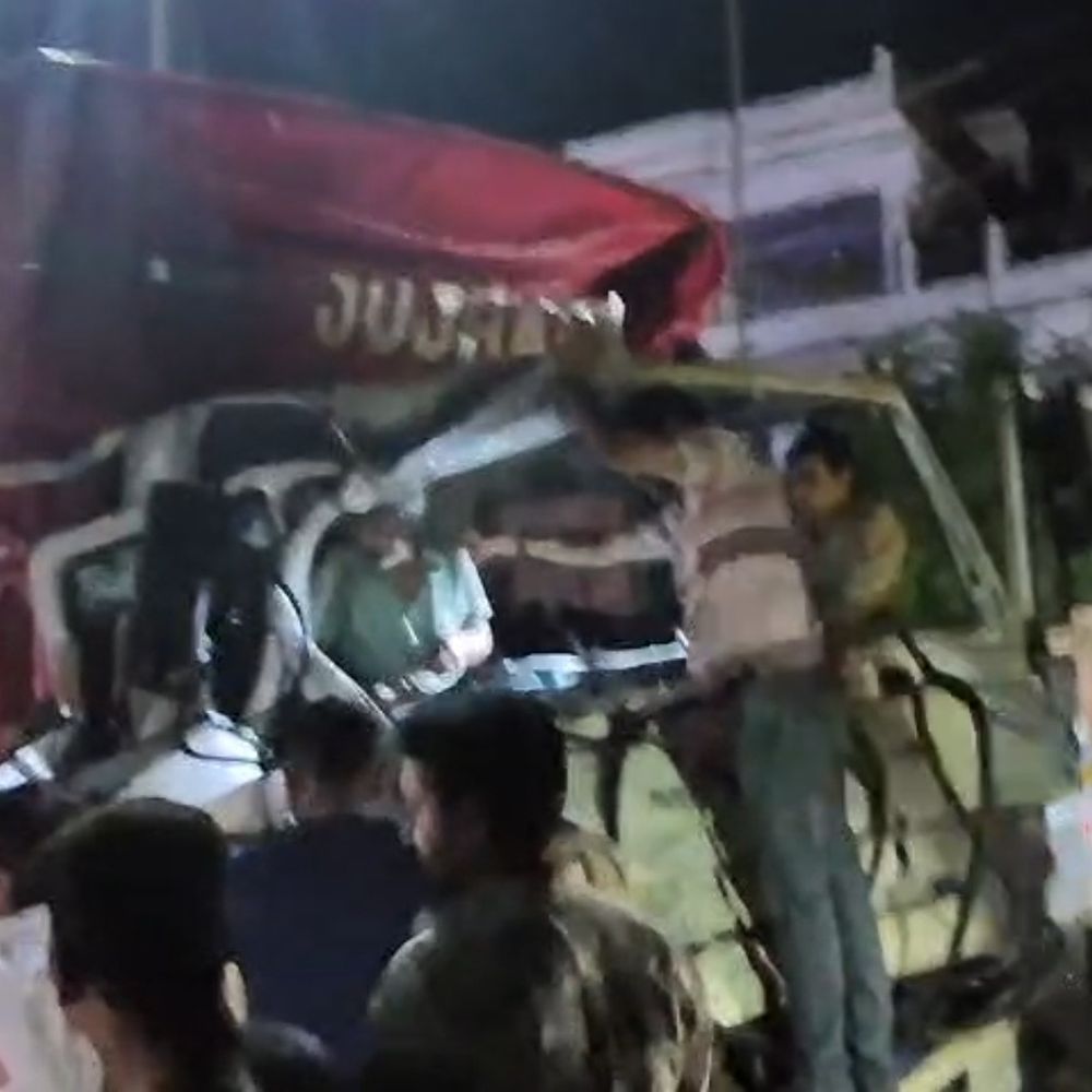 प्रयागराज में दो ट्रक आमने-सामने टकराए:केबिन काटकर ड्राइवरों को निकाला गया, अस्पताल में भर्ती