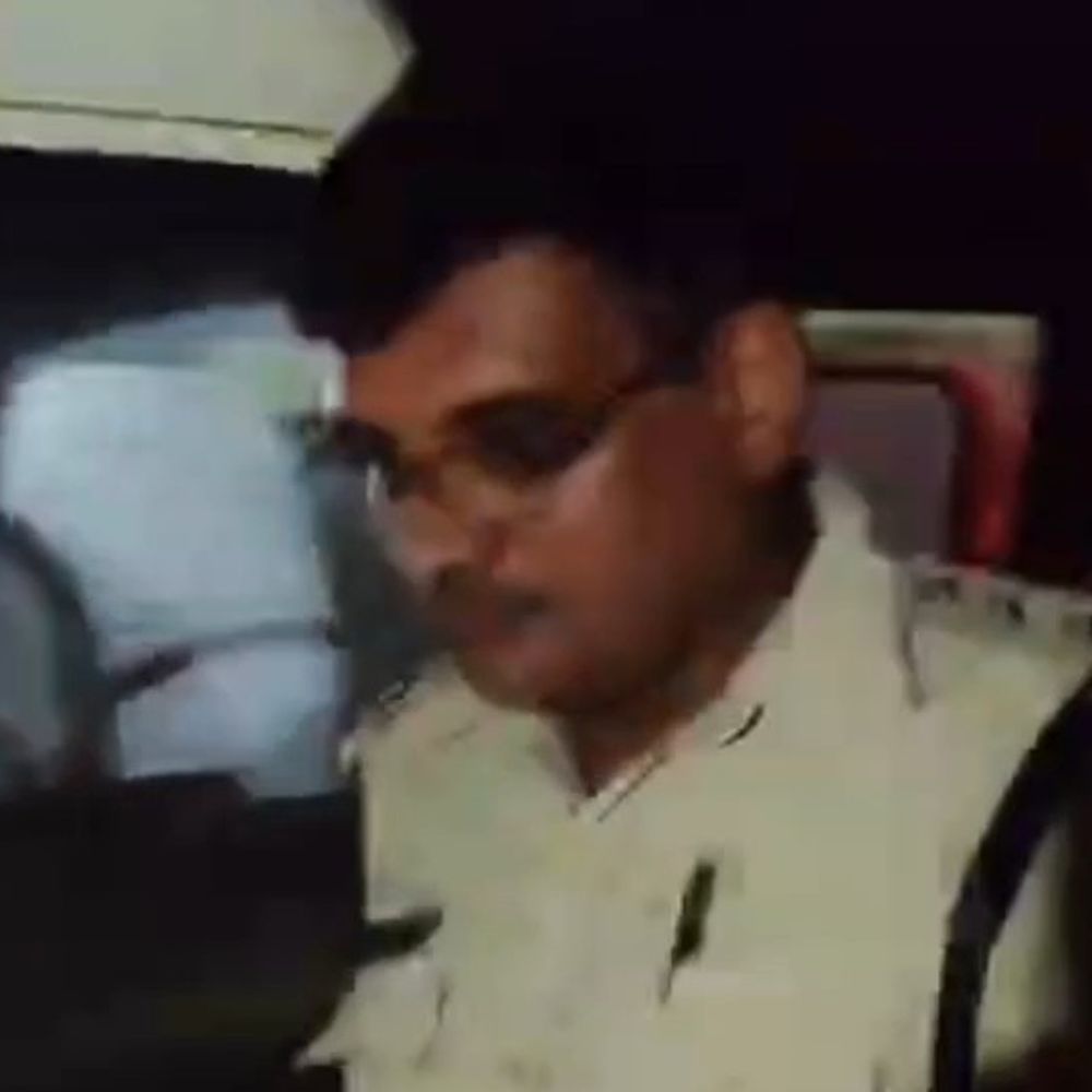 लोग बोले- शराब ठेकेदार के गुर्गों संग पुलिस गांव पहुंची:विरोध पर टीम बैरंग लौटी, घर से शराब नहीं मिली, VIDEO आया सामने