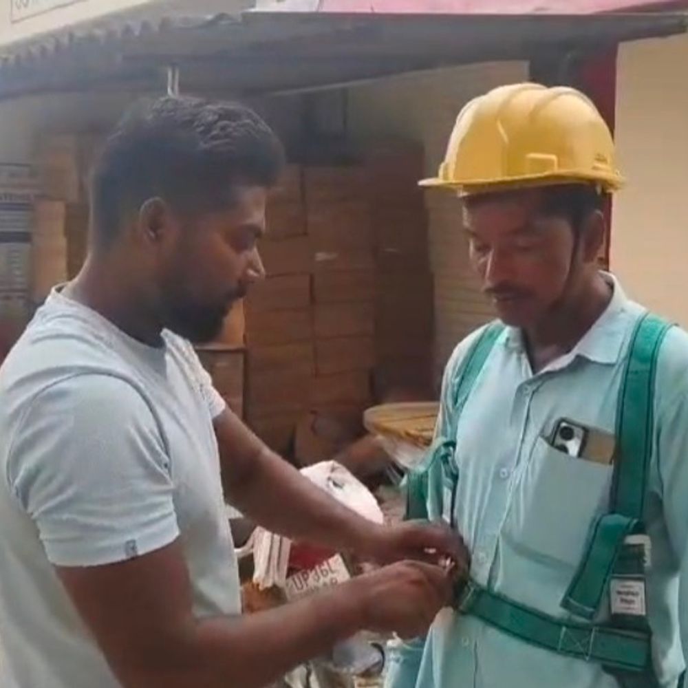 अमेठी में 146 लाइनमैनों को मिले सेफ्टी किट:लगातार हादसों के बाद बिजली विभाग का फैसला, बिना सुरक्षा उपकरण खंभे पर चढ़ने पर रोक
