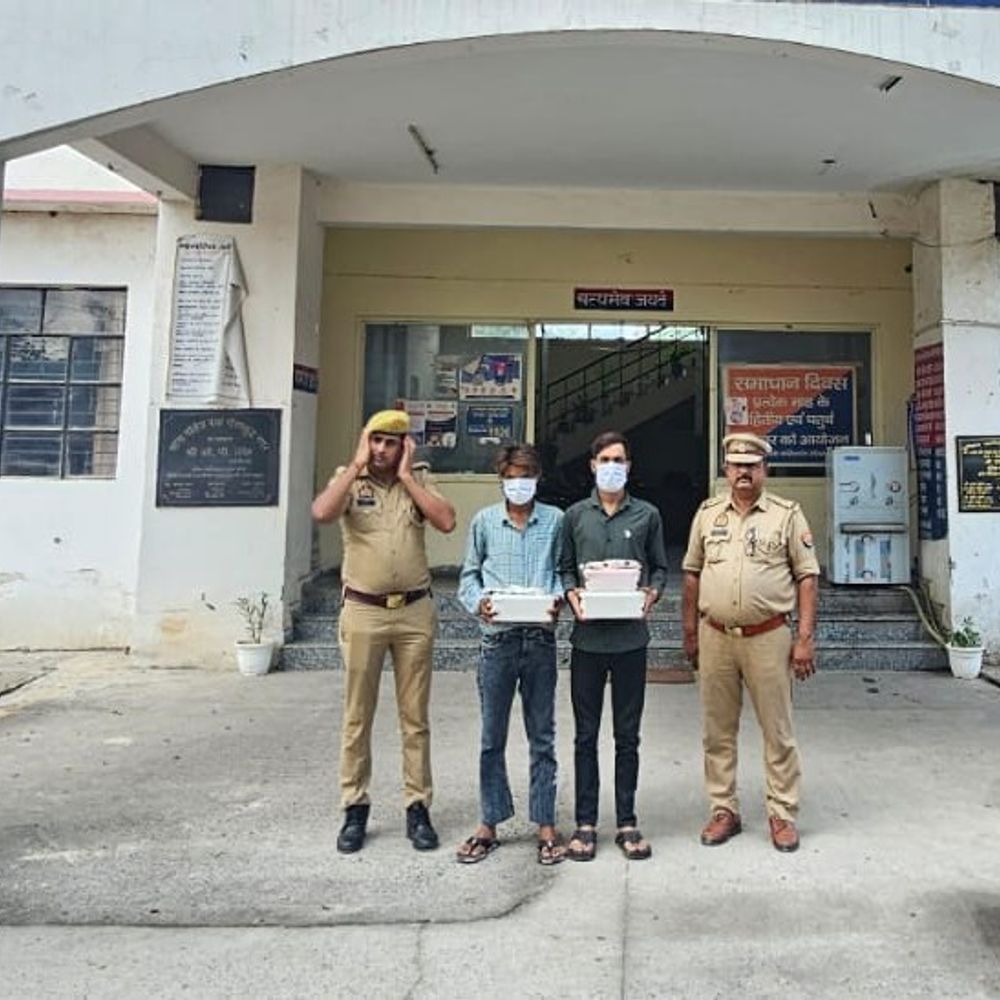 ग्रेटर नोएडा में दो बदमाश गिरफ्तार:बाइक से मोबाइल लूटकर भाग जाते थे, 25 फोन बरामद
