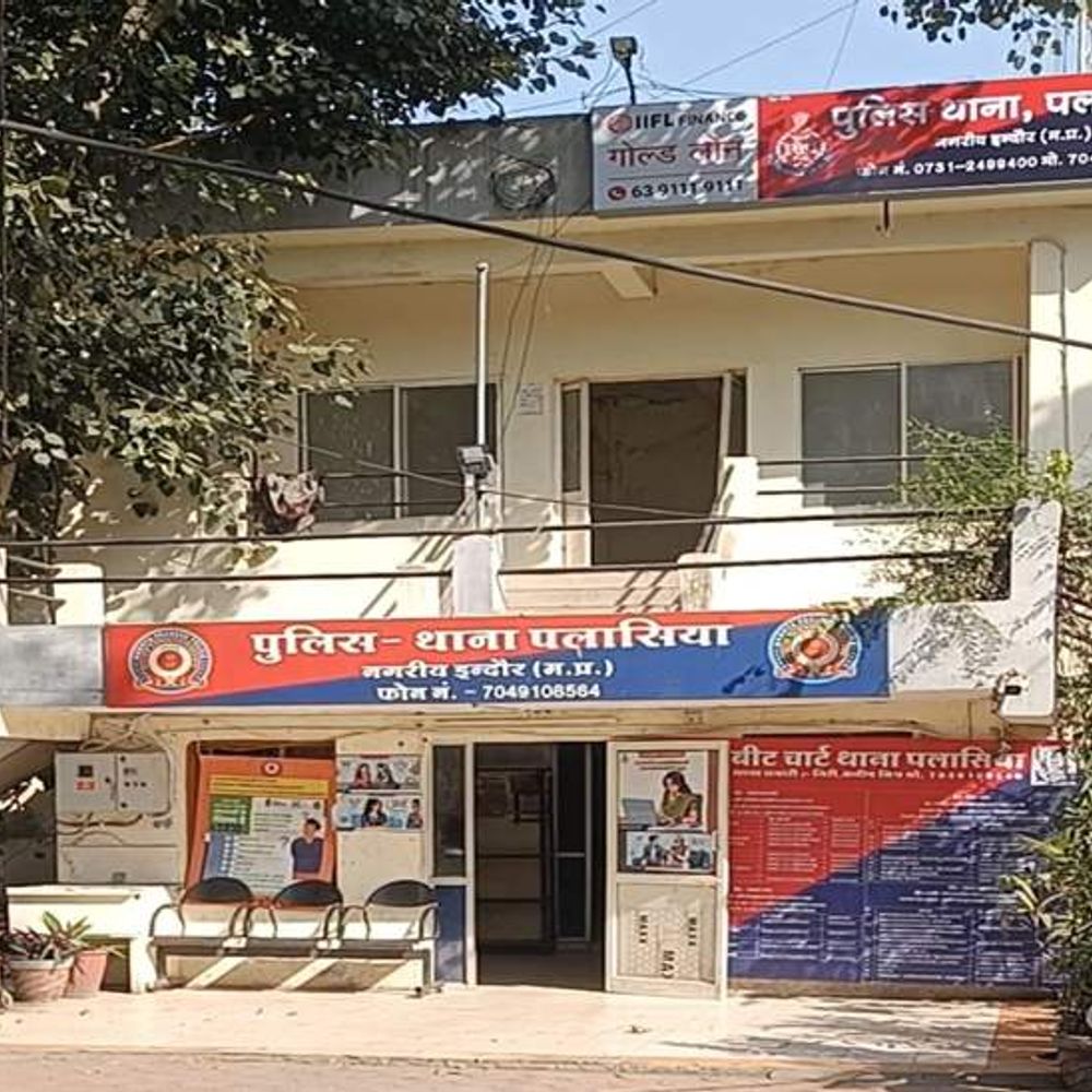 
                 इंदौर में बिल्डिंग में दूसरी बार चोरी करने घुसा आरोपी:रहवासियों ने पकड़कर पुलिस को सौंपा, एक दर्जन से अधिक गैजेट्स जब्त 
            