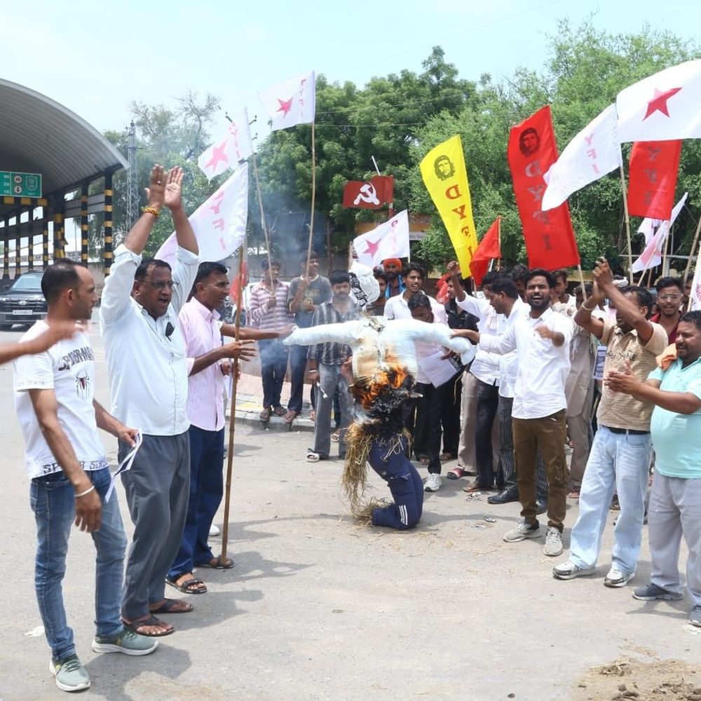 डीवाईएफआई-एसएफआई ने किया विरोध प्रदर्शन:पीएम मोदी का पुतला फूंका, शिक्षा मंत्री धर्मेंद्र प्रधान के इस्तीफे की मांग