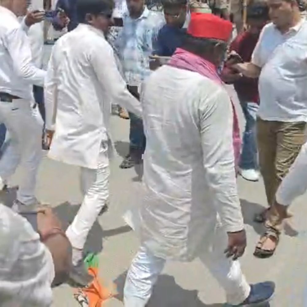 दो नामजद समेत 25 सपा नेताओं पर FIR दर्ज:ऊर्जा मंत्री का पोस्टर फाड़ने और भाजपा झंडे के अपमान का आरोप