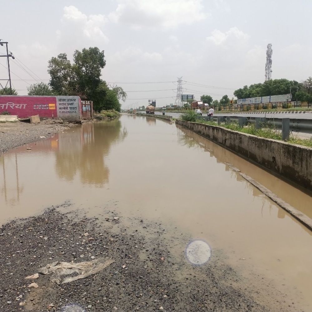 कोटपूतली में NH-48 सर्विस लेन पर जलभराव:वाहन चालक रॉन्ग साइड चलने को मजबूर, हादसे का खतरा