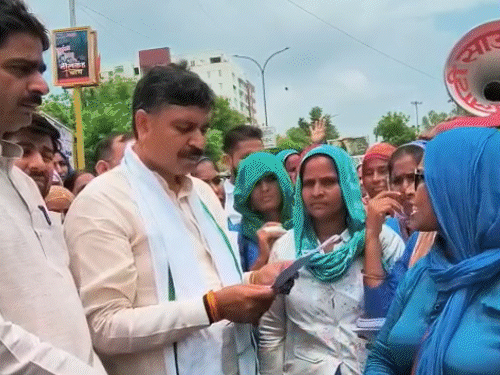 अलवर में आशा सहयोगिनियों ने किया मिनी सचिवालय का घेराव:बोलीं- स्थाई समाधान नहीं, तब तक काम पर नहीं लौटेंगी; नेता प्रतिपक्ष बोले- विधानसभा में उठाएंगे मुद्दा