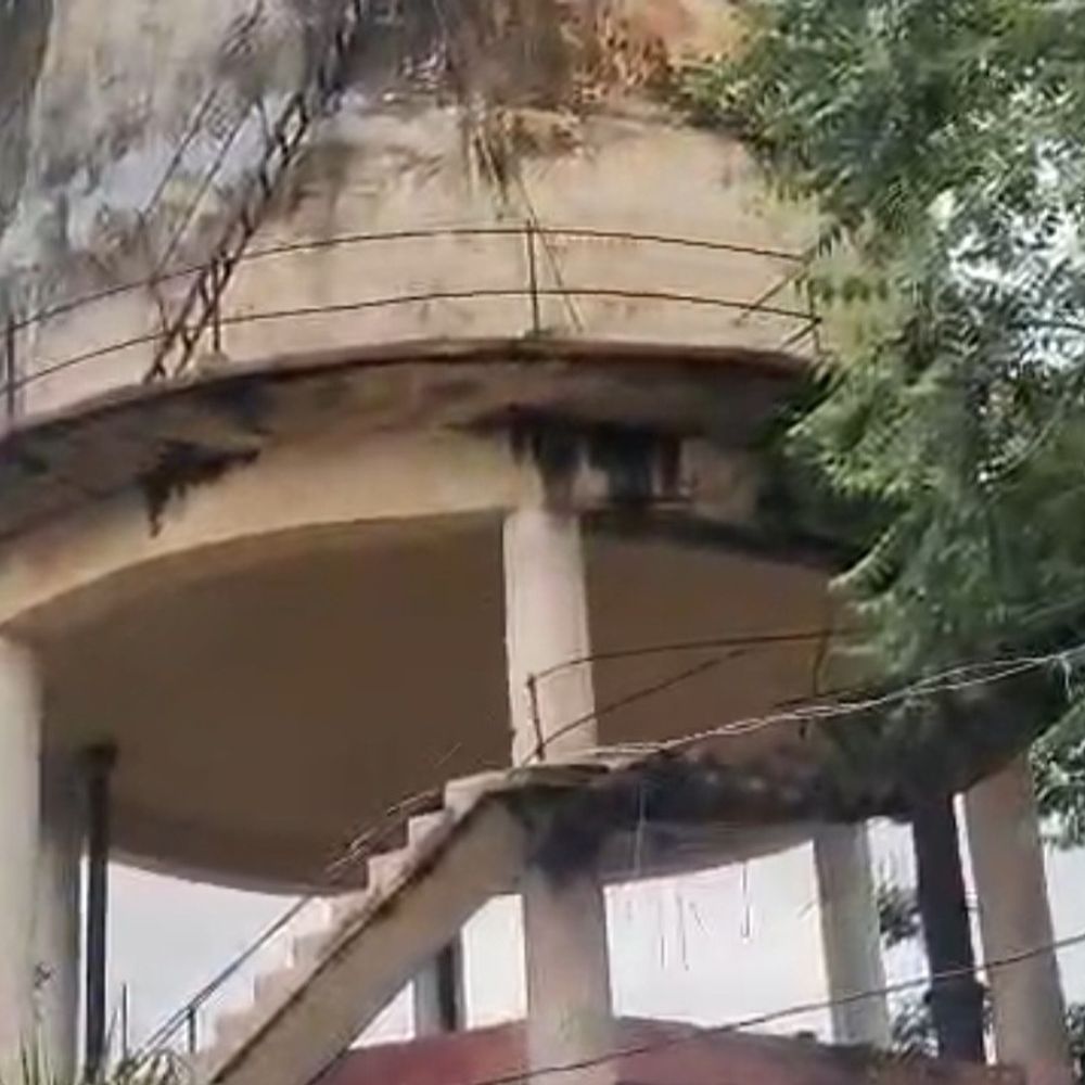 टीकमगढ़ में नलों से गंदे पानी की सप्लाई:  पार्षद ने किया निरीक्षण, 2 साल से टूटी टंकी की सीढ़ियां – Tikamgarh News